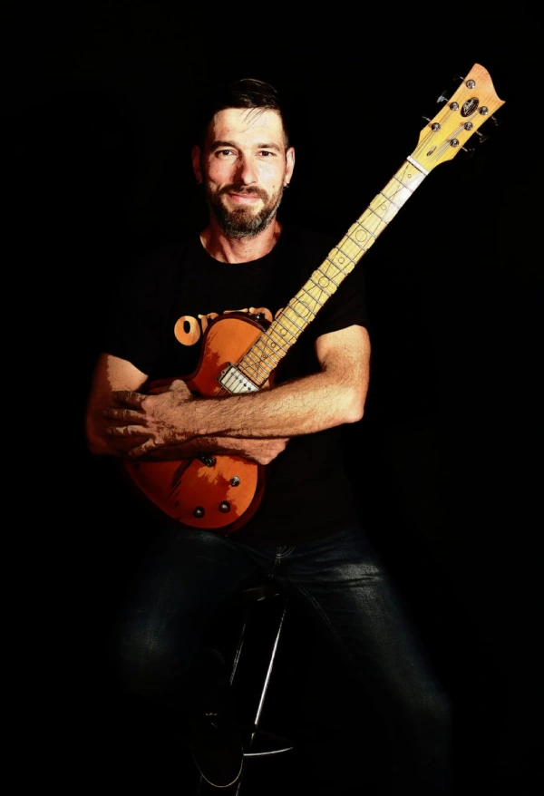 Heiko Meißner von Heier Guitars bei der Arbeit in seiner Gitarrenwerkstatt in Klipphausen